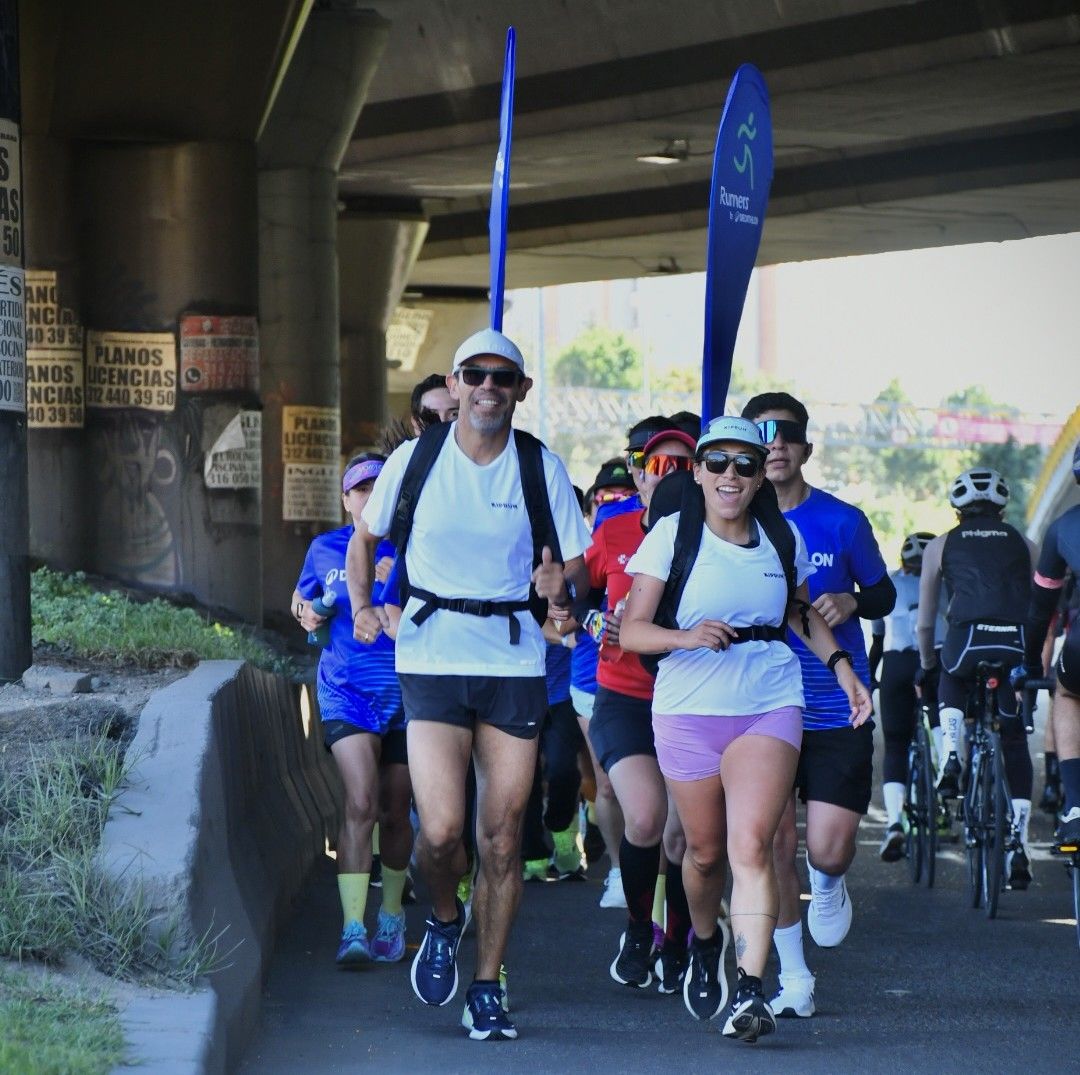 Comunidad runner sonriendo y celebrando