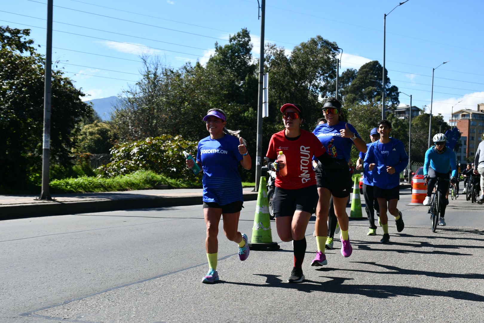Grupo de corredores entrenando
