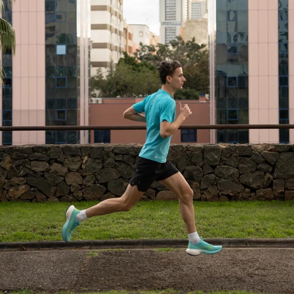 Persona corriendo en un camino al aire libre