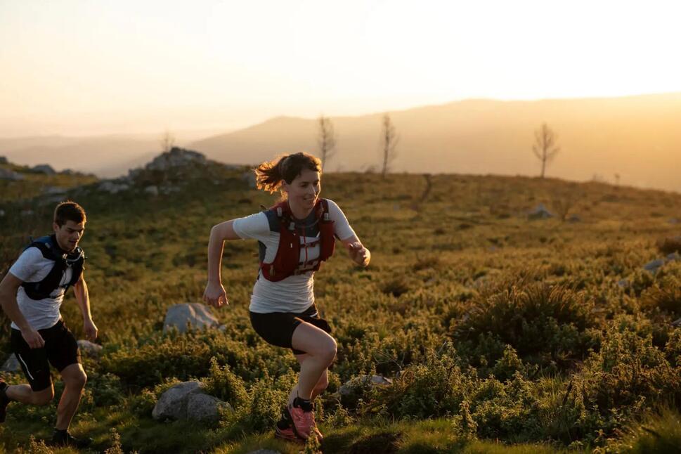 Corredor en un sendero de trail running