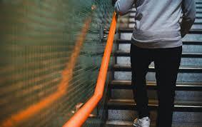 Persona entrenando en escaleras de la ciudad